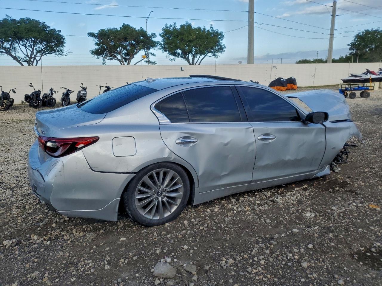 2018 INFINITI Q50 LUXE photo 3