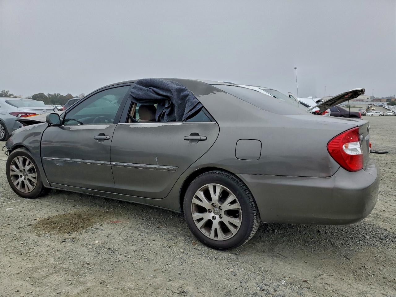 2004 TOYOTA CAMRY LE photo 2