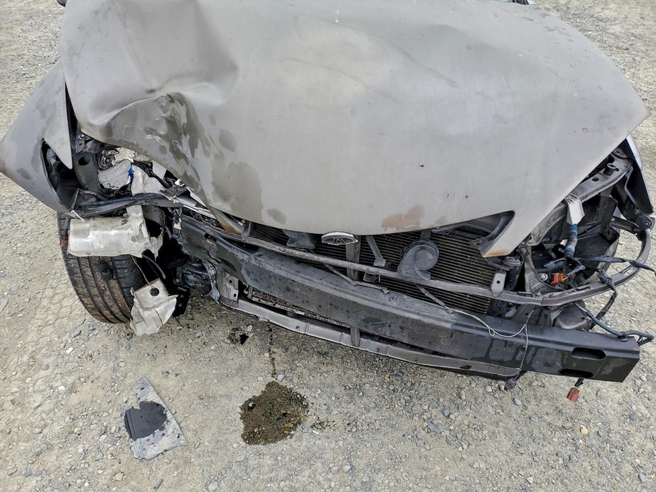 2004 TOYOTA CAMRY LE photo 11