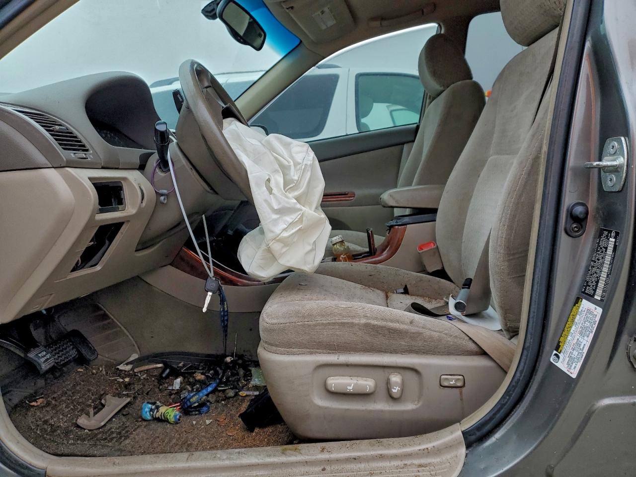 2004 TOYOTA CAMRY LE photo 7