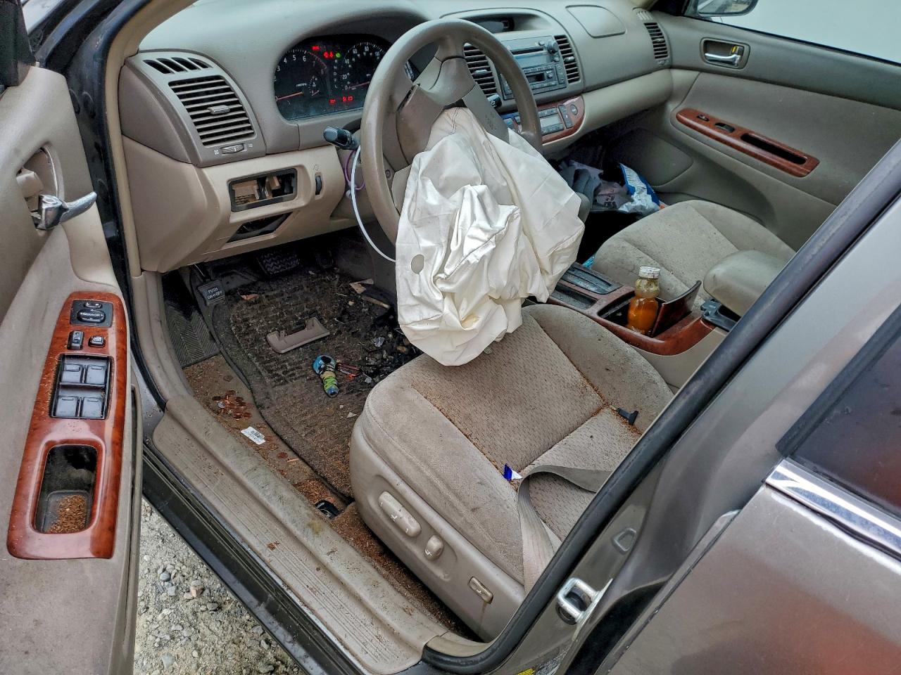 2004 TOYOTA CAMRY LE photo 8