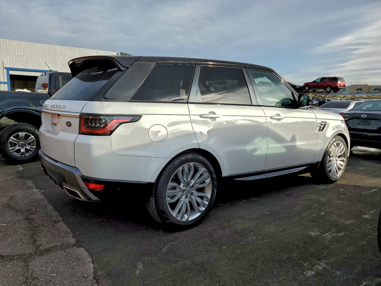 2018 LAND ROVER RANGE ROVER SPORT HSE photo 3