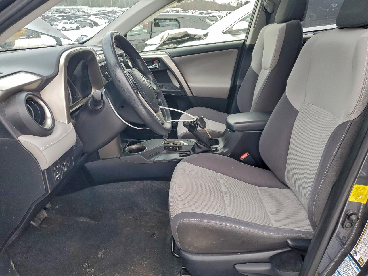2015 TOYOTA RAV4 XLE photo 7