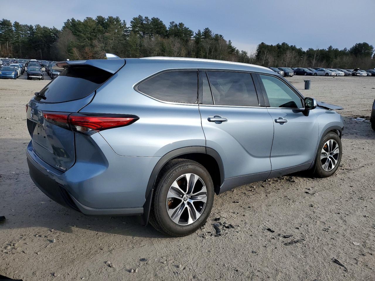 2022 TOYOTA HIGHLANDER XLE photo 3
