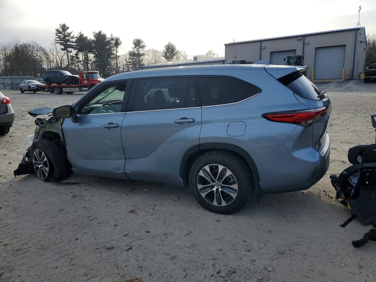 2022 TOYOTA HIGHLANDER XLE photo 2