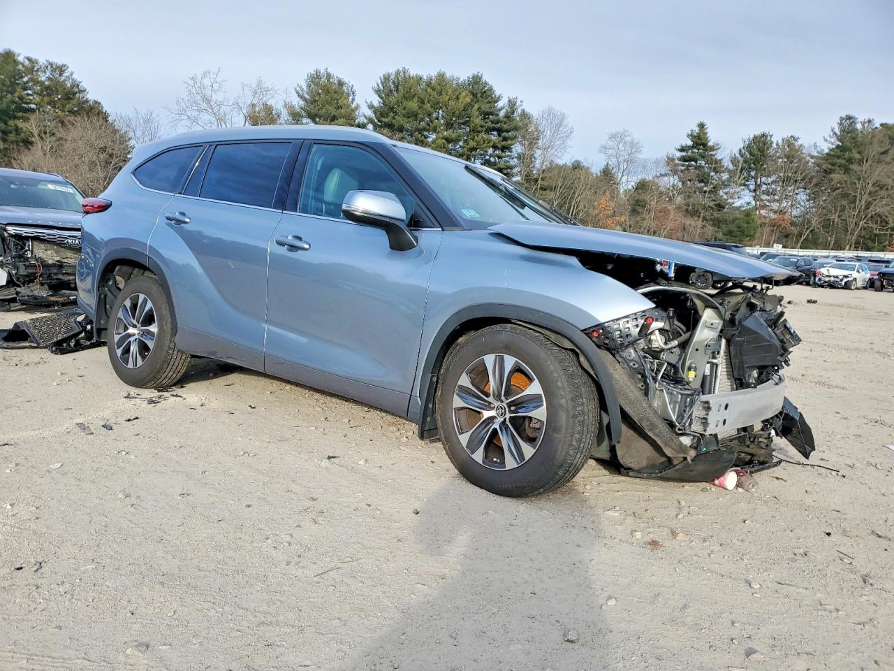 2022 TOYOTA HIGHLANDER XLE photo 4