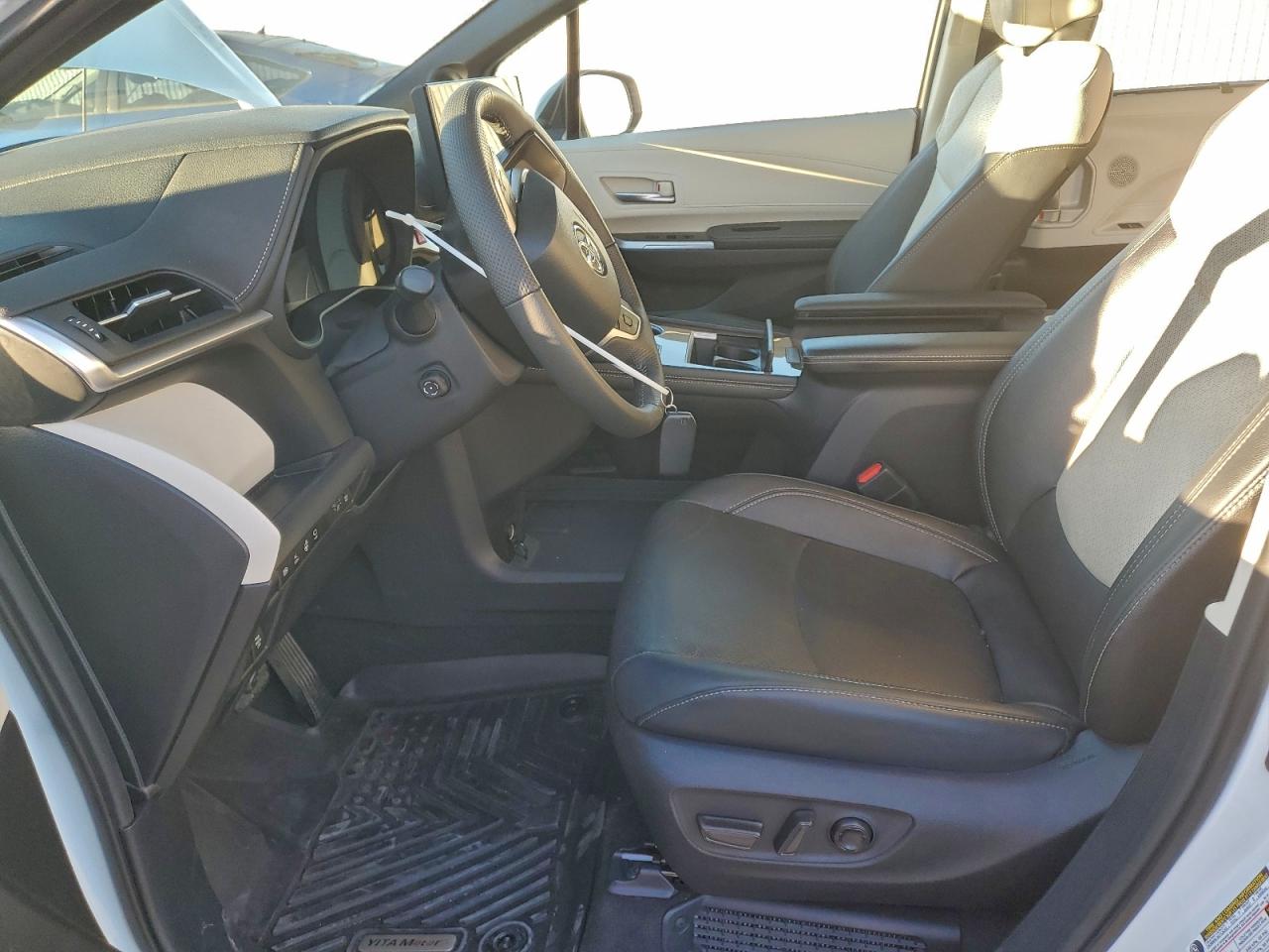 2025 TOYOTA SIENNA LIMITED photo 7