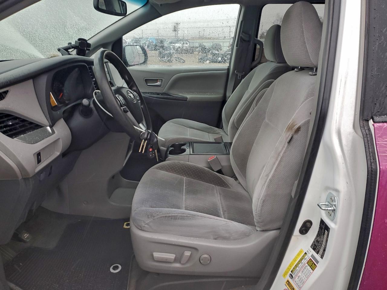 2015 TOYOTA SIENNA LE photo 7