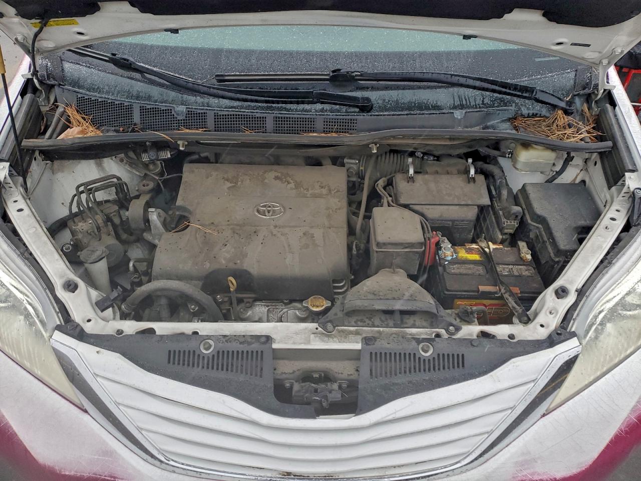 2015 TOYOTA SIENNA LE photo 12