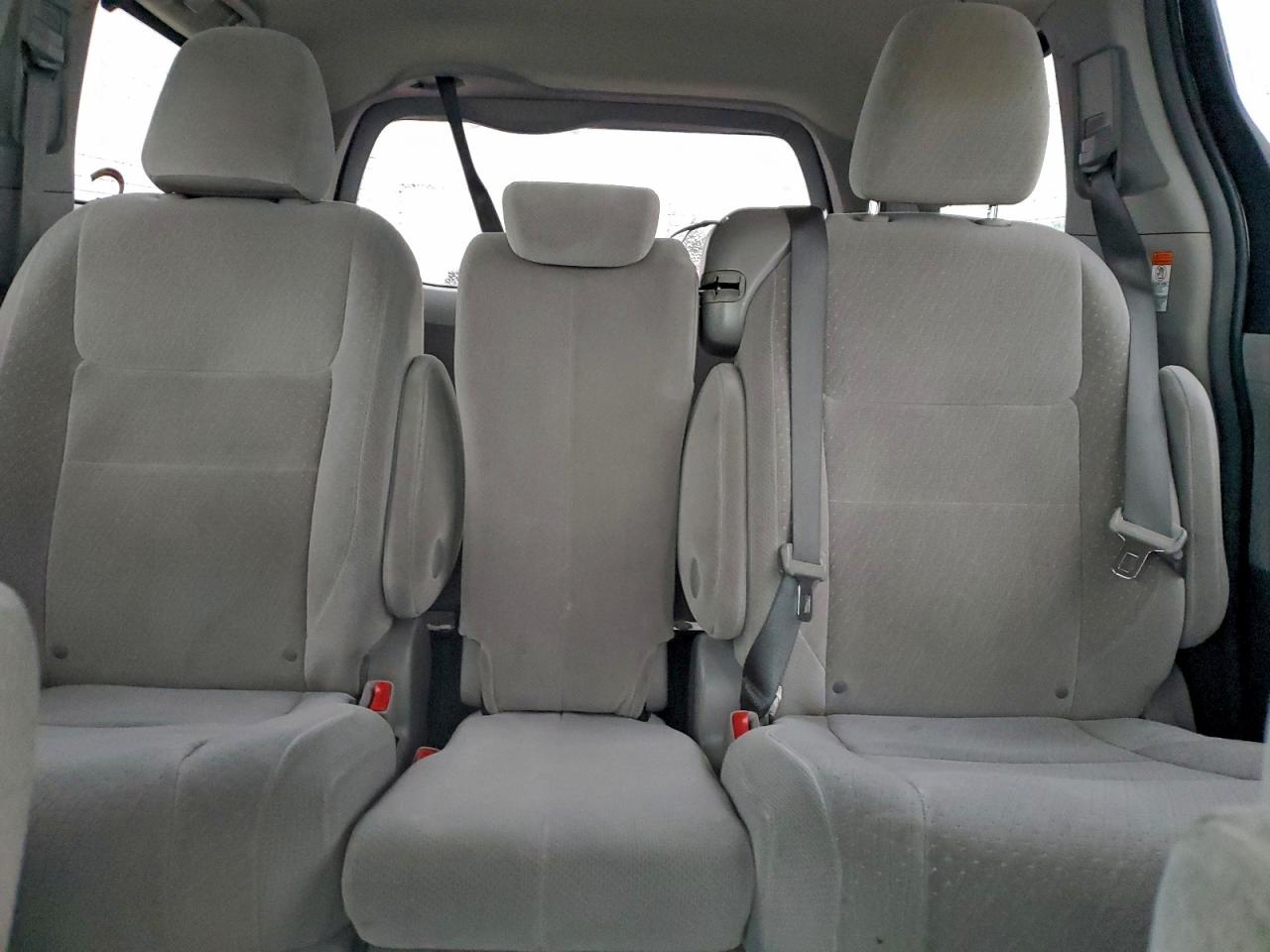 2015 TOYOTA SIENNA LE photo 10