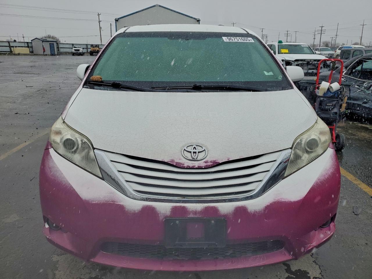 2015 TOYOTA SIENNA LE photo 5