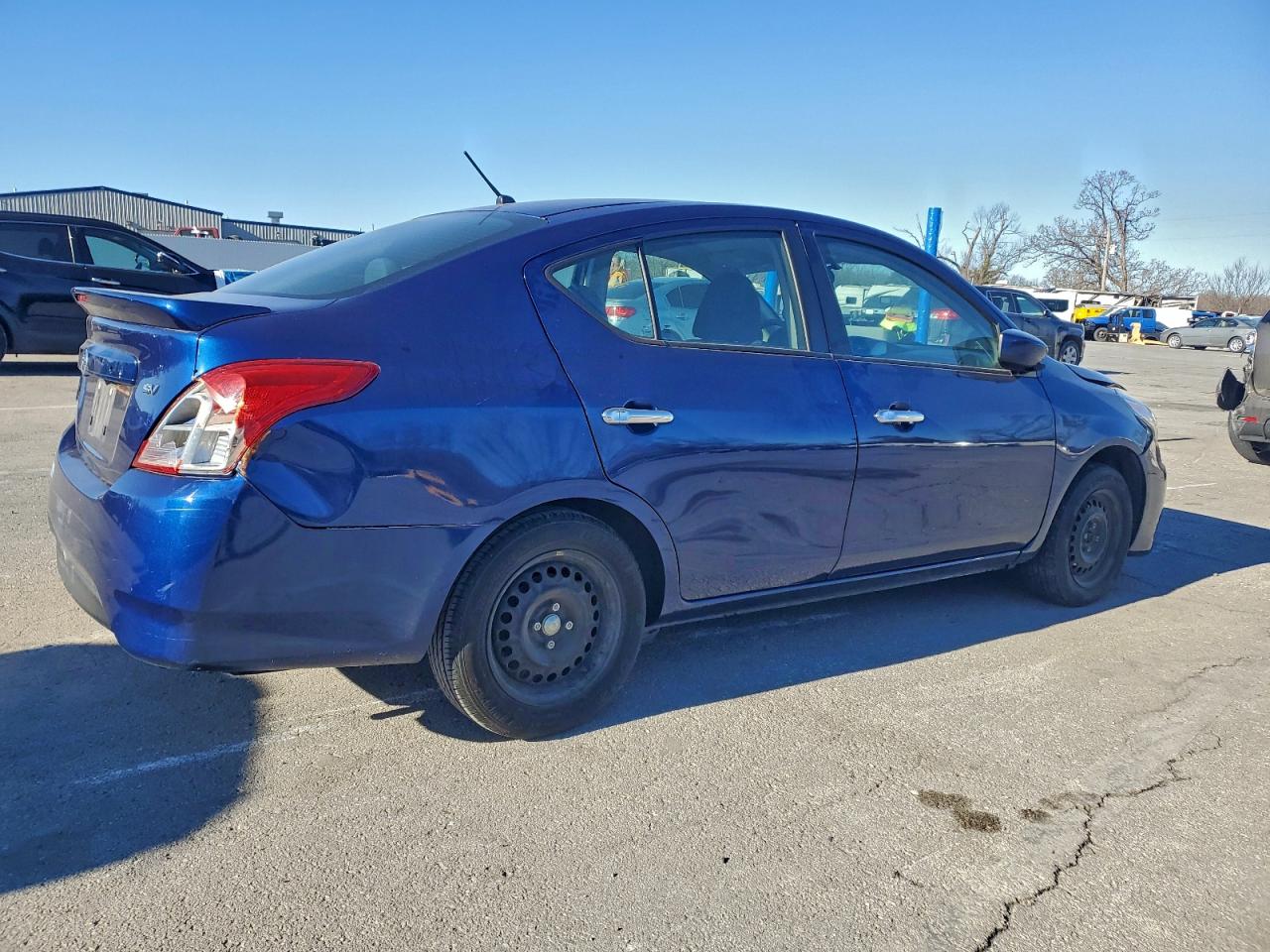 2019 NISSAN VERSA S photo 3