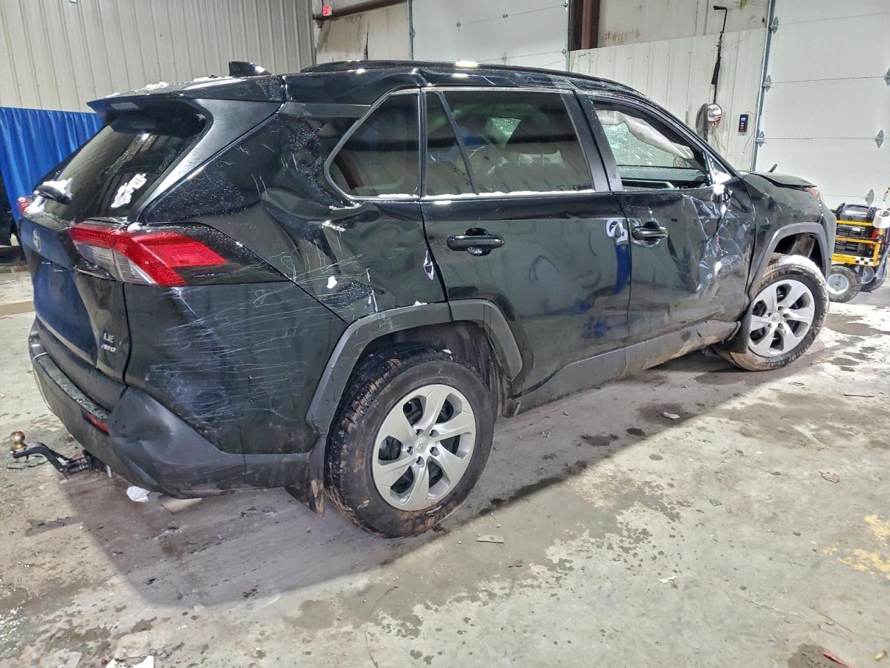 2021 TOYOTA RAV4 LE photo 3