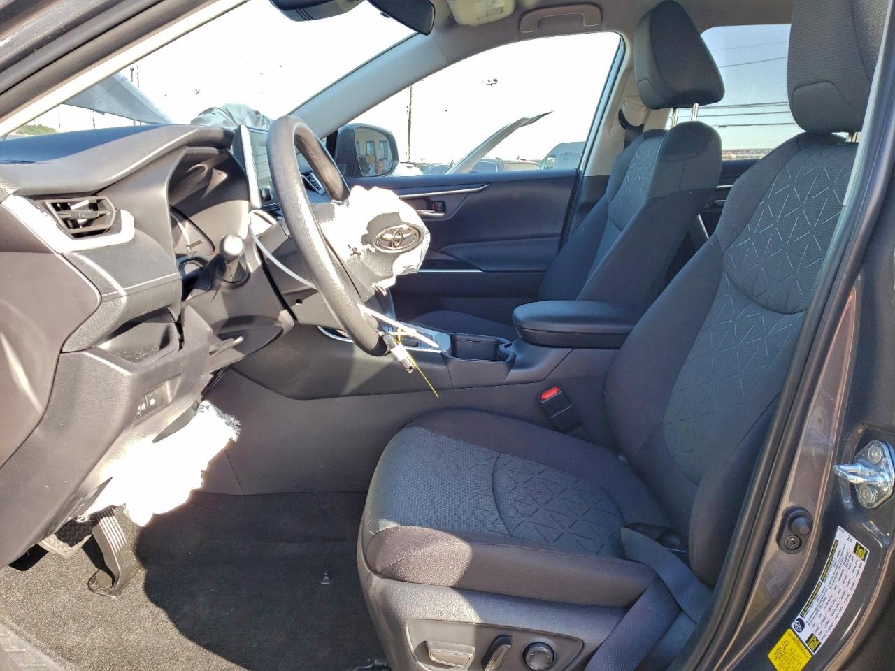 2025 TOYOTA RAV4 XLE photo 7