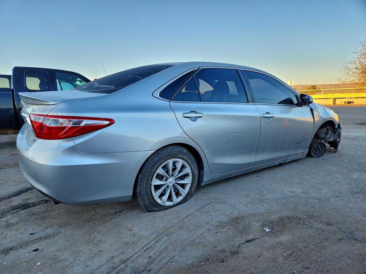 2017 TOYOTA CAMRY LE photo 3