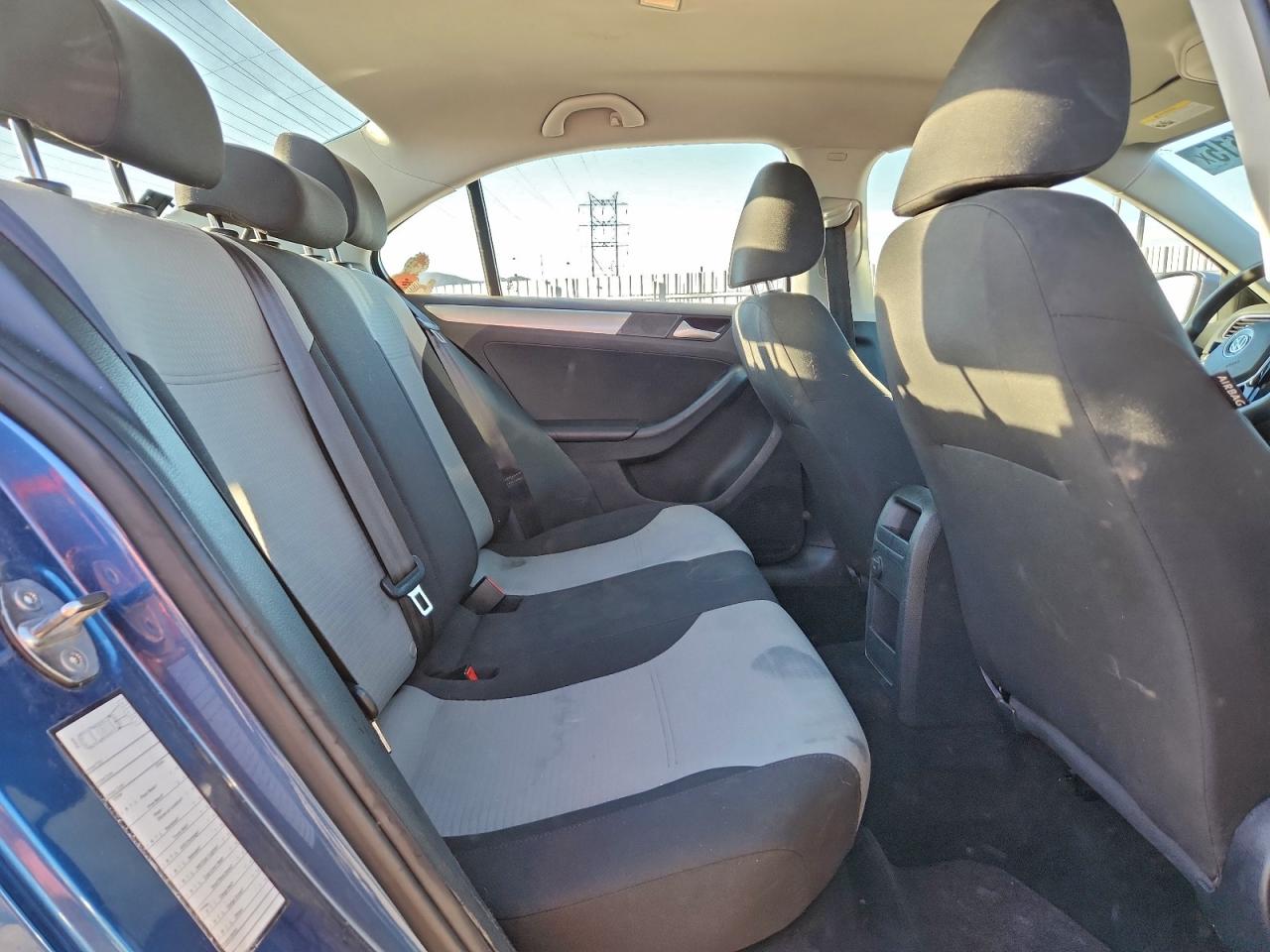 2017 VOLKSWAGEN JETTA photo 10