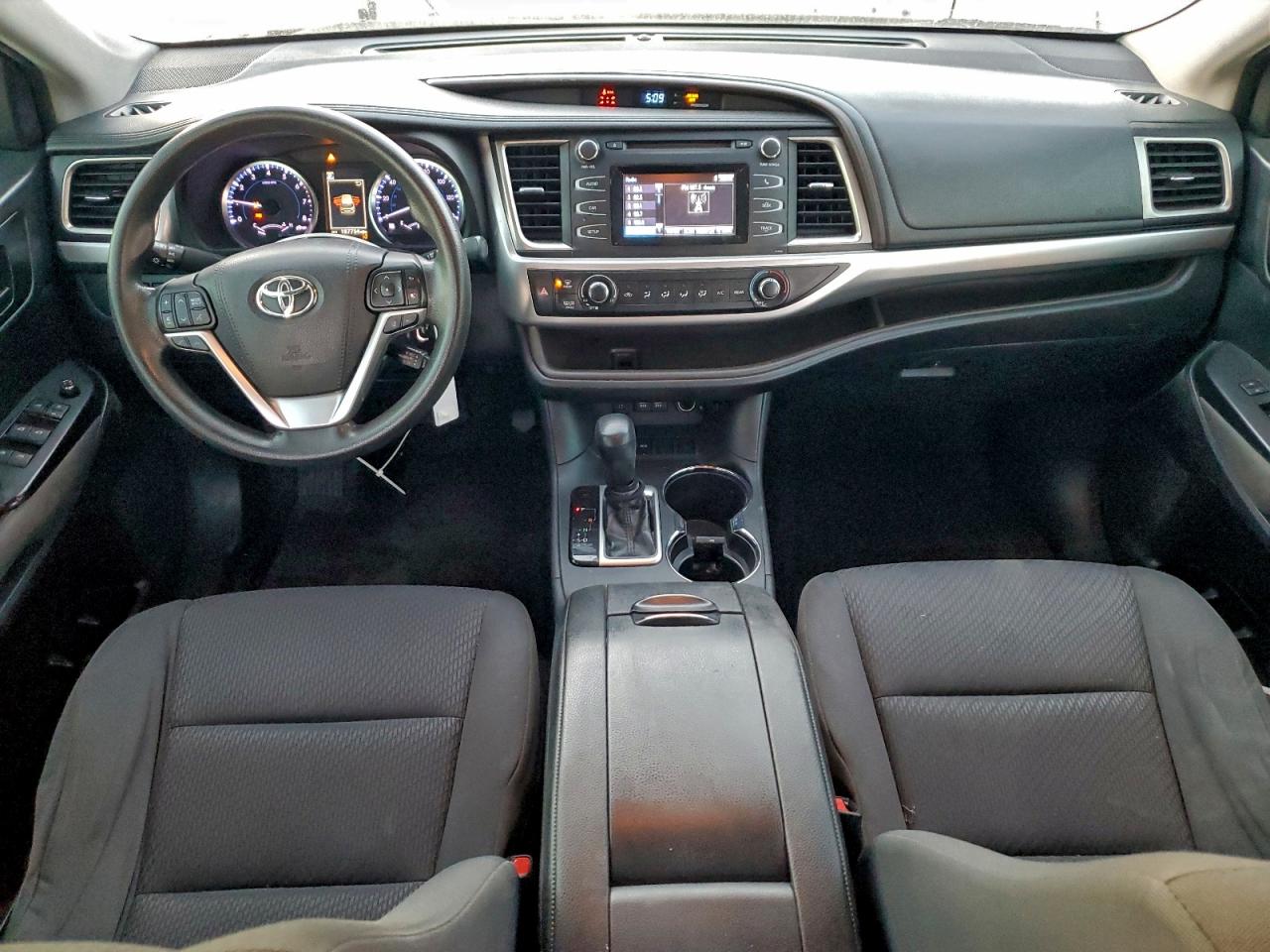 2018 TOYOTA HIGHLANDER LE photo 8