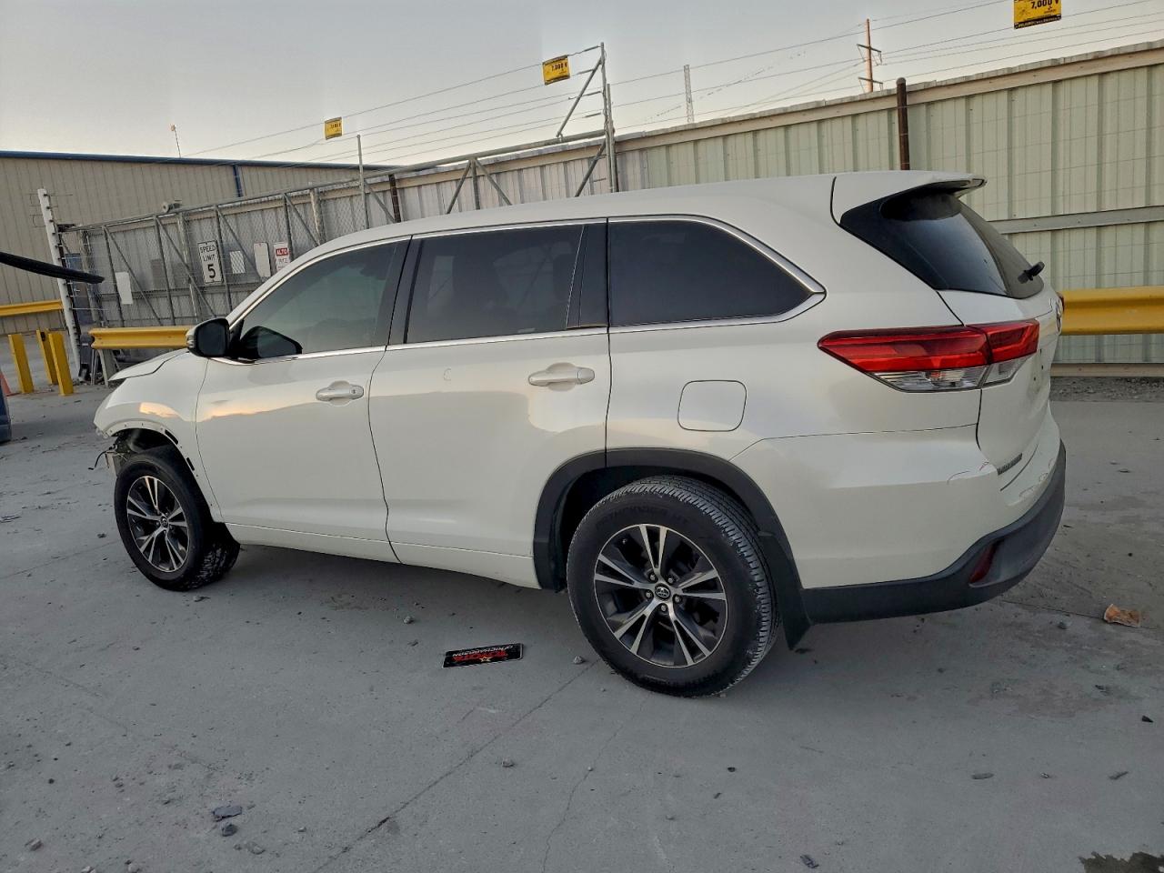 2018 TOYOTA HIGHLANDER LE photo 2