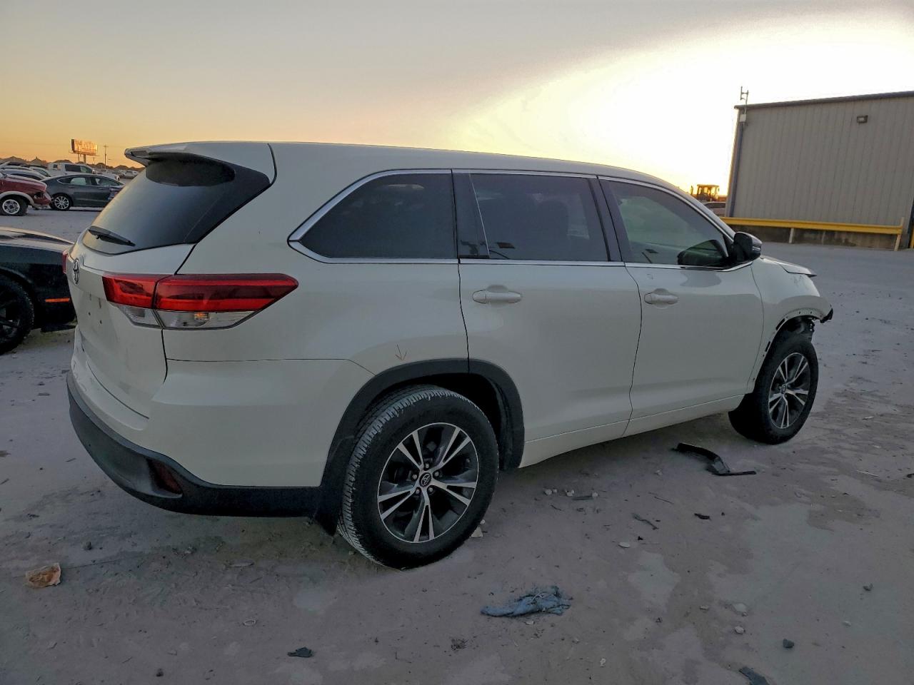 2018 TOYOTA HIGHLANDER LE photo 3