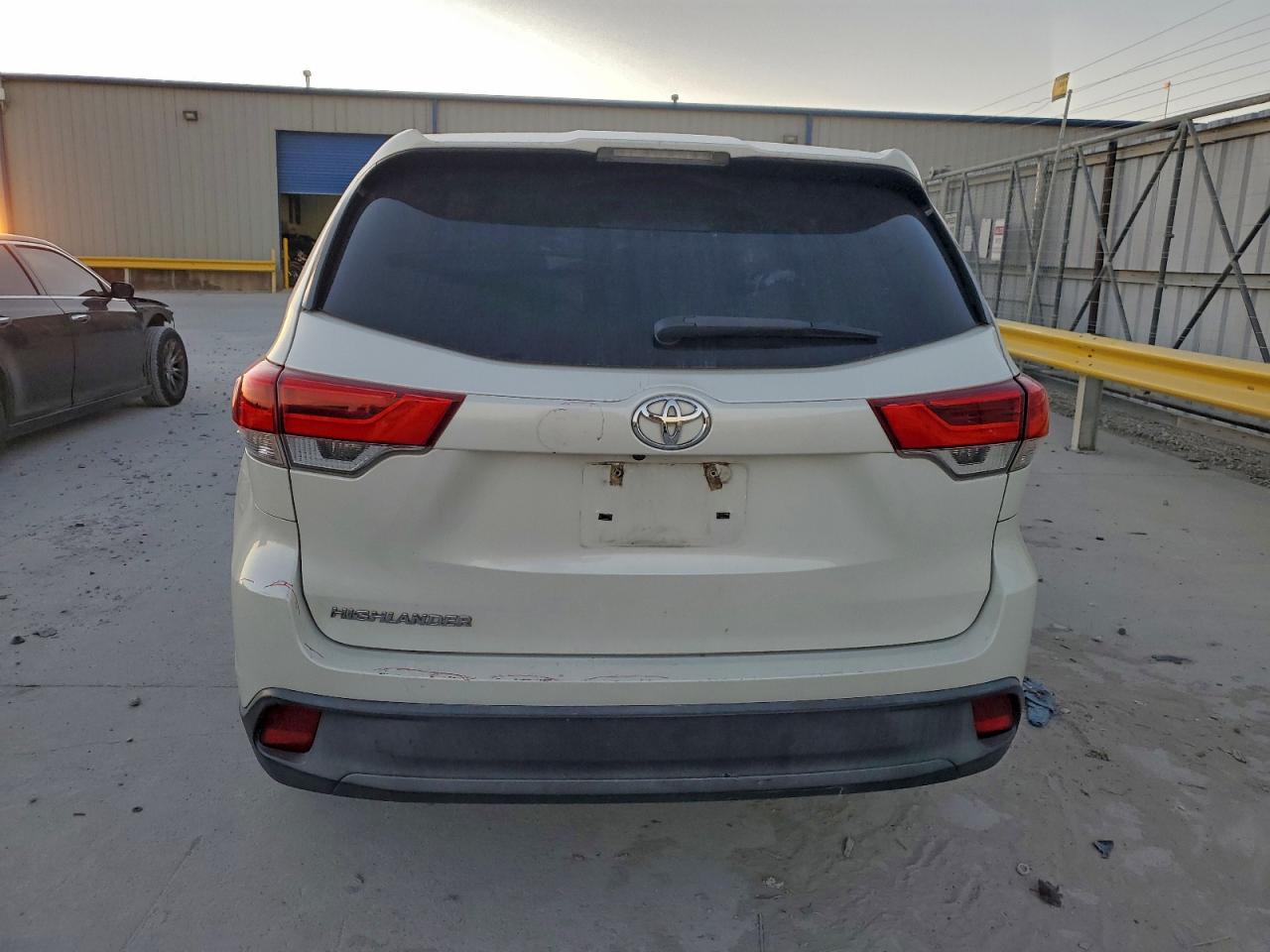 2018 TOYOTA HIGHLANDER LE photo 6