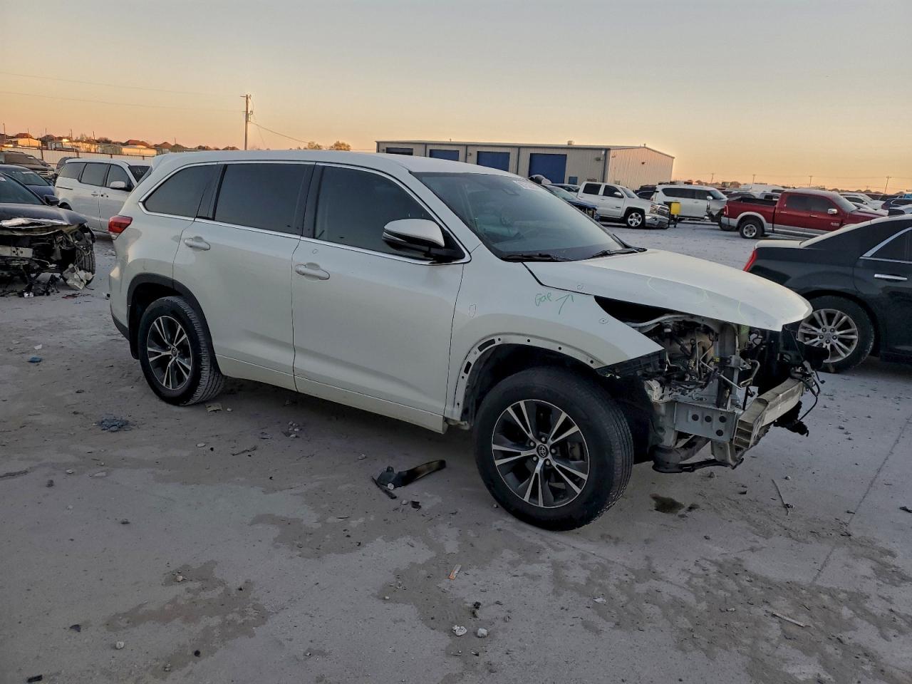 2018 TOYOTA HIGHLANDER LE photo 4