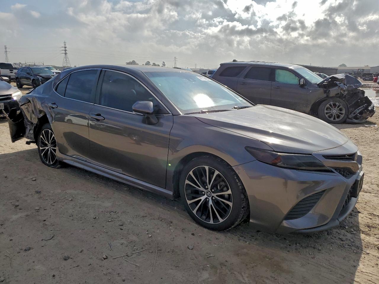 2018 TOYOTA CAMRY photo 4