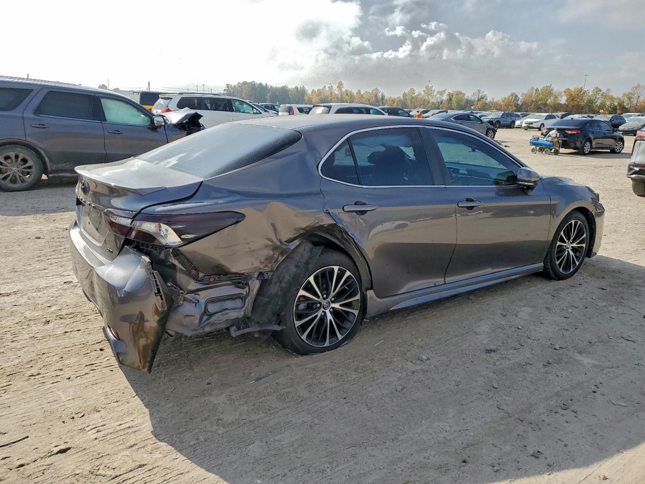 2018 TOYOTA CAMRY photo 3