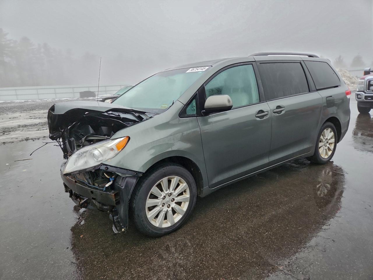 2014 TOYOTA SIENNA