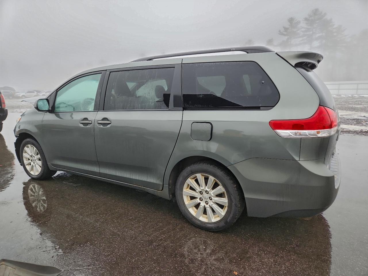 2014 TOYOTA SIENNA XLE photo 2