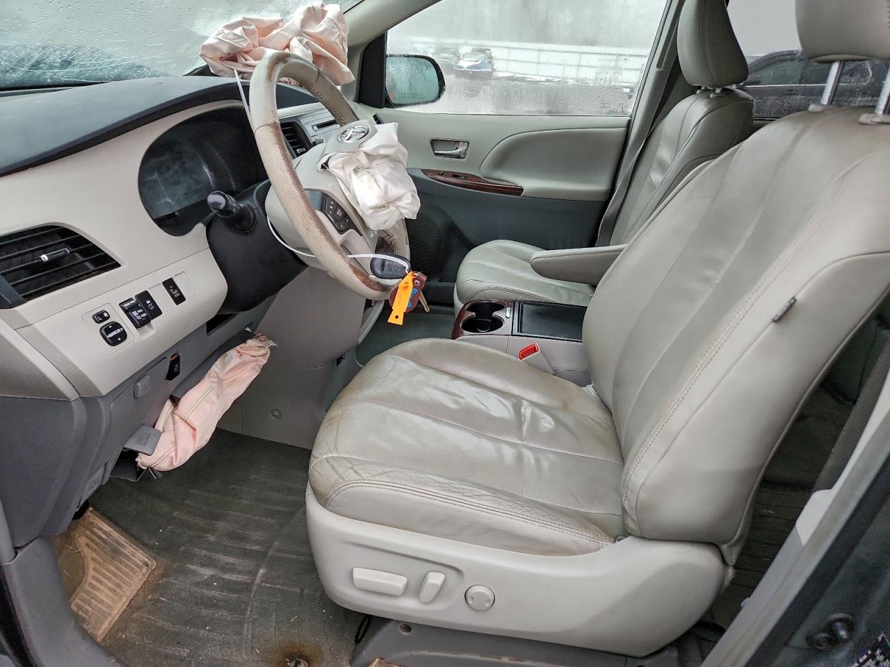 2014 TOYOTA SIENNA XLE photo 7