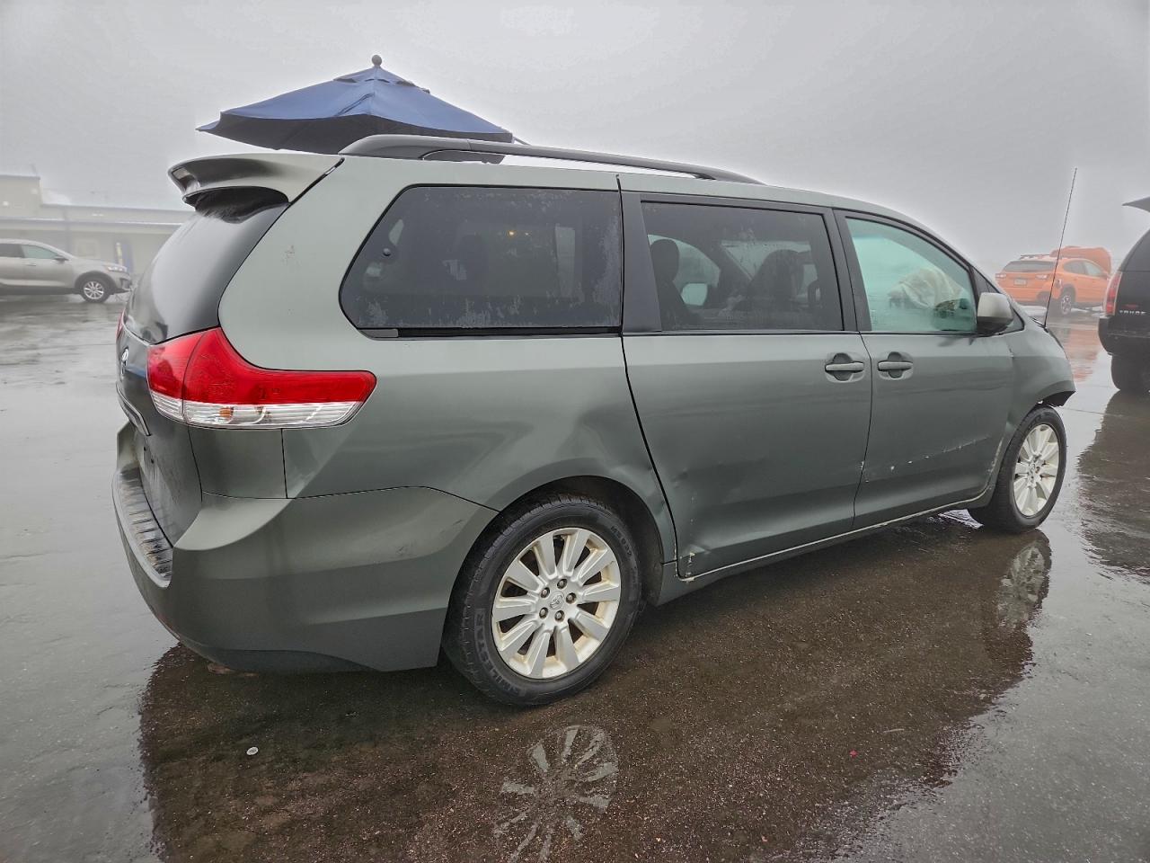 2014 TOYOTA SIENNA XLE photo 3