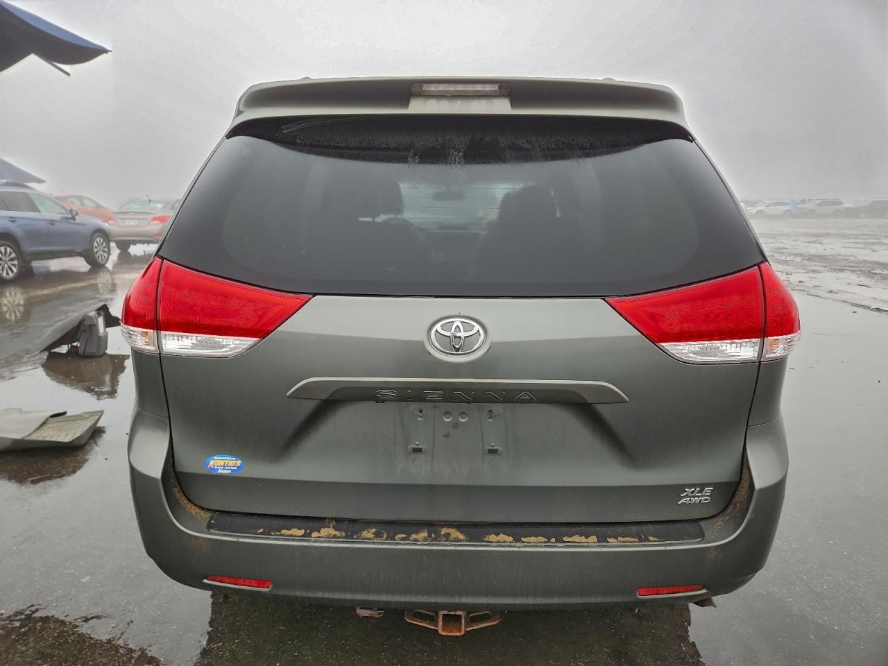 2014 TOYOTA SIENNA XLE photo 6