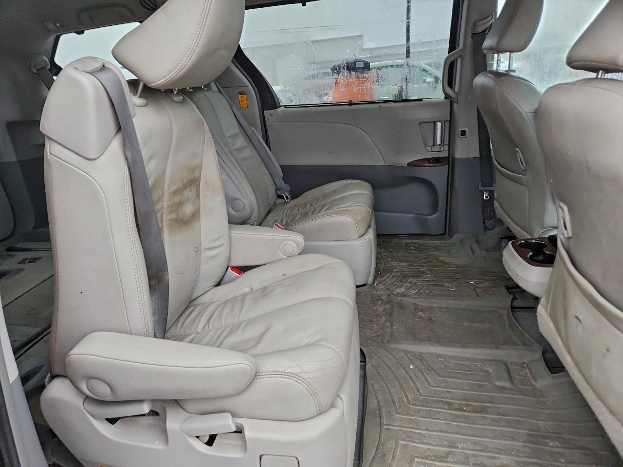 2014 TOYOTA SIENNA XLE photo 11