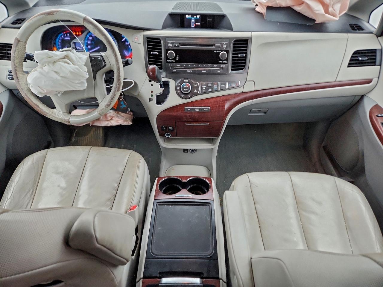 2014 TOYOTA SIENNA XLE photo 8