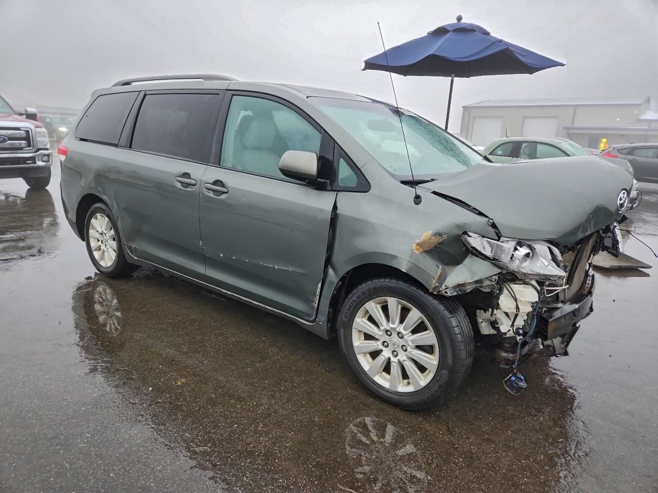2014 TOYOTA SIENNA XLE photo 4