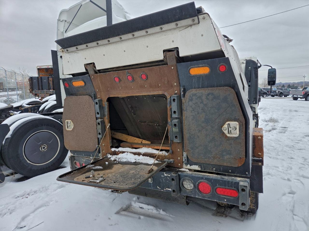 2019 ISUZU NPR photo 3