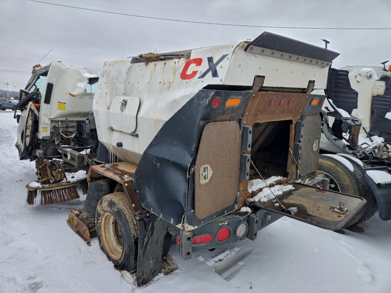 2019 ISUZU NPR photo 2