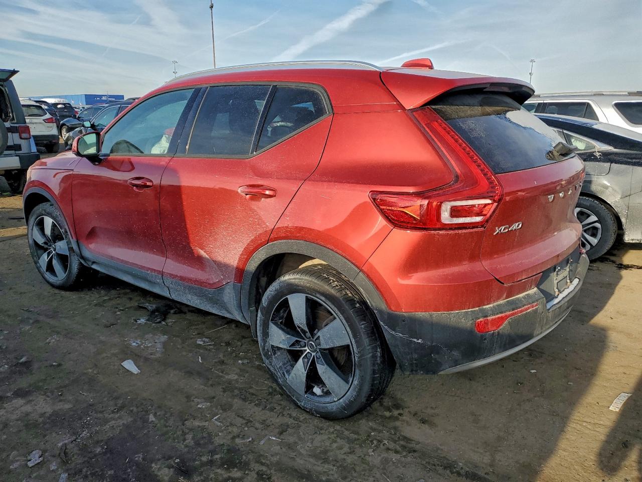 2019 VOLVO XC40 T5 MOMENTUM photo 2