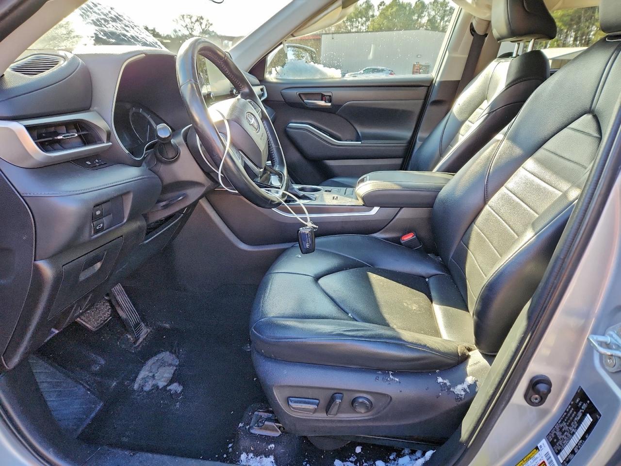 2021 TOYOTA HIGHLANDER XLE photo 7