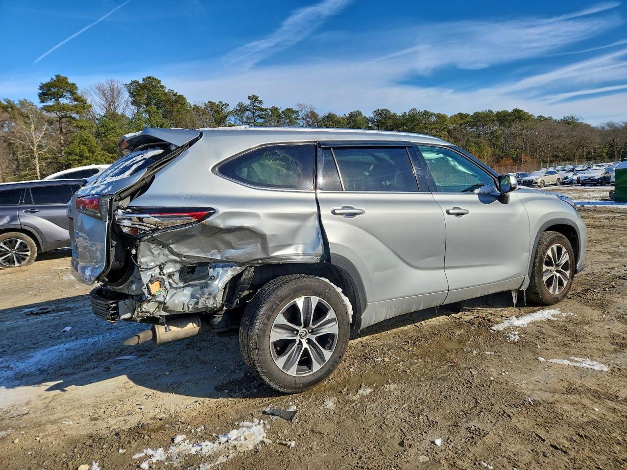 2021 TOYOTA HIGHLANDER XLE photo 3