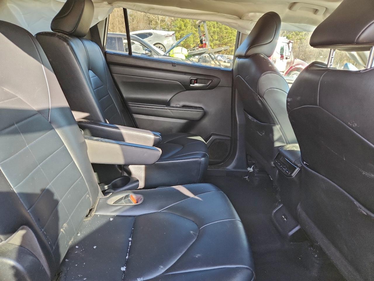 2021 TOYOTA HIGHLANDER XLE photo 11