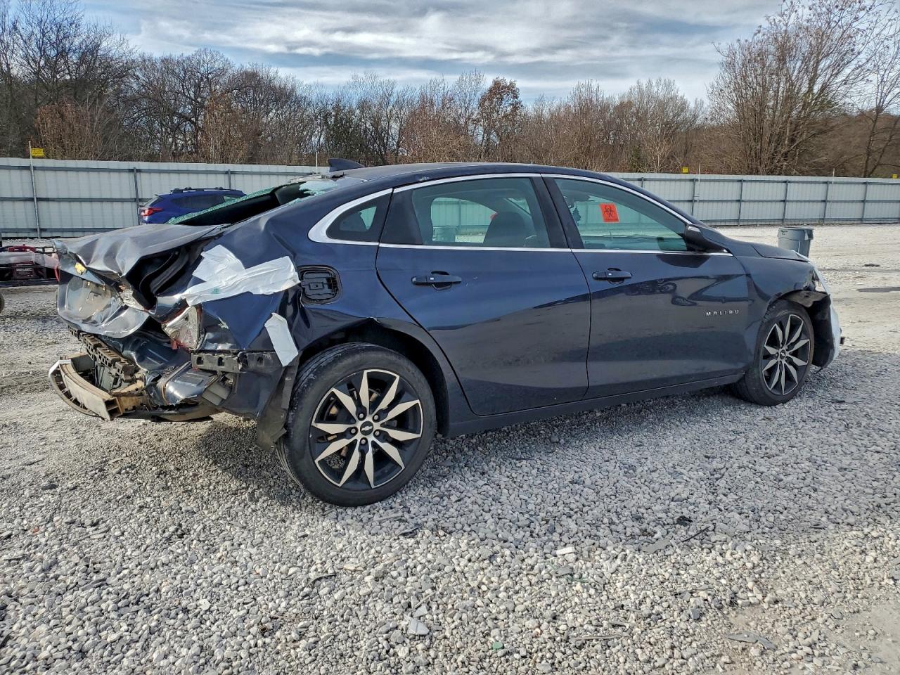 2017 CHEVROLET MALIBU LT photo 3