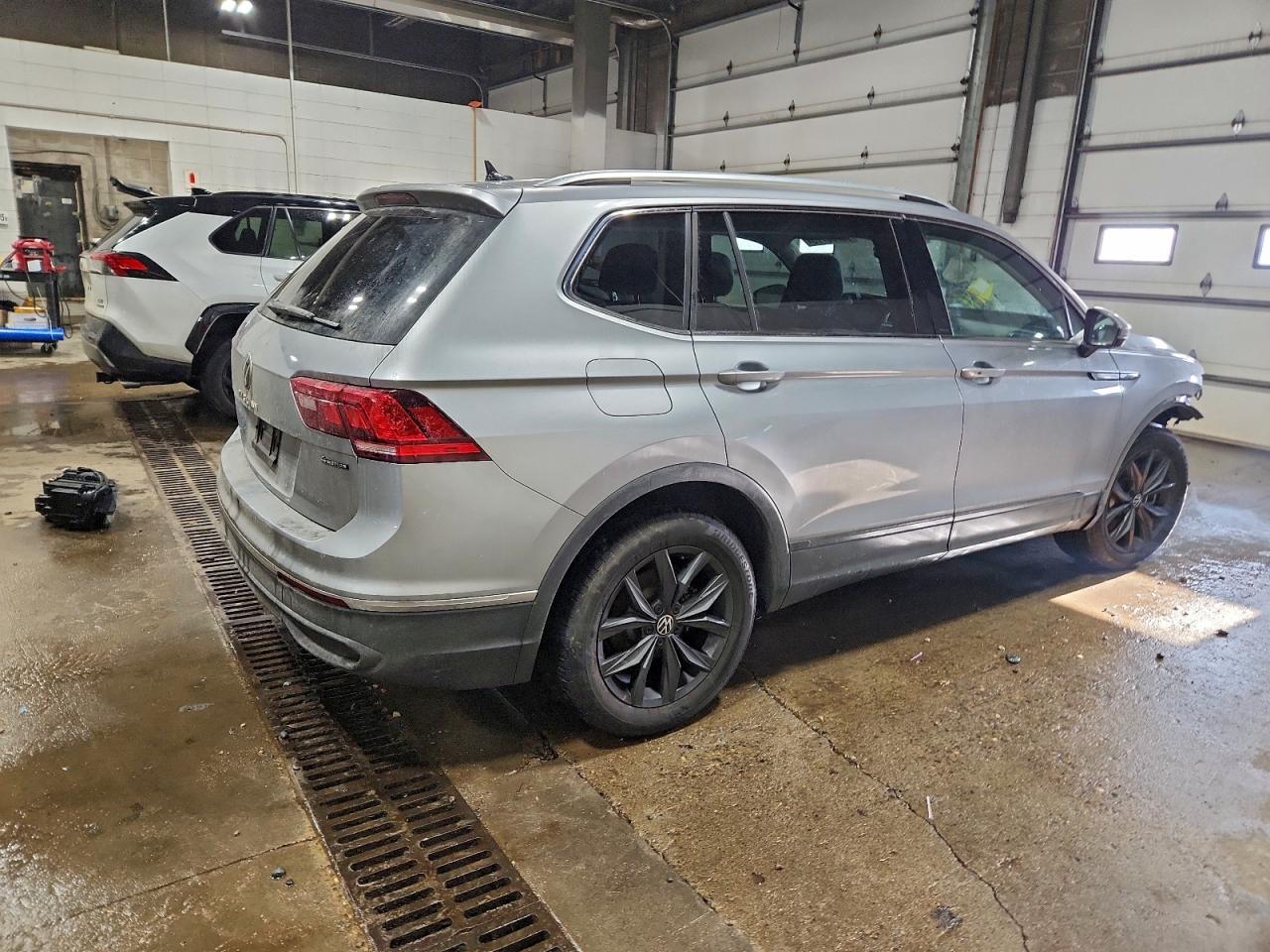 2024 VOLKSWAGEN TIGUAN SE photo 3