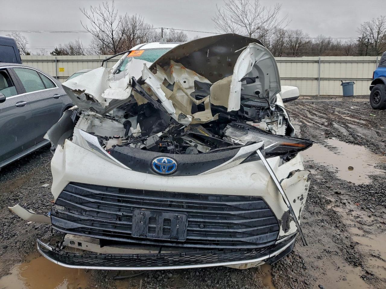 2021 TOYOTA SIENNA XLE photo 5