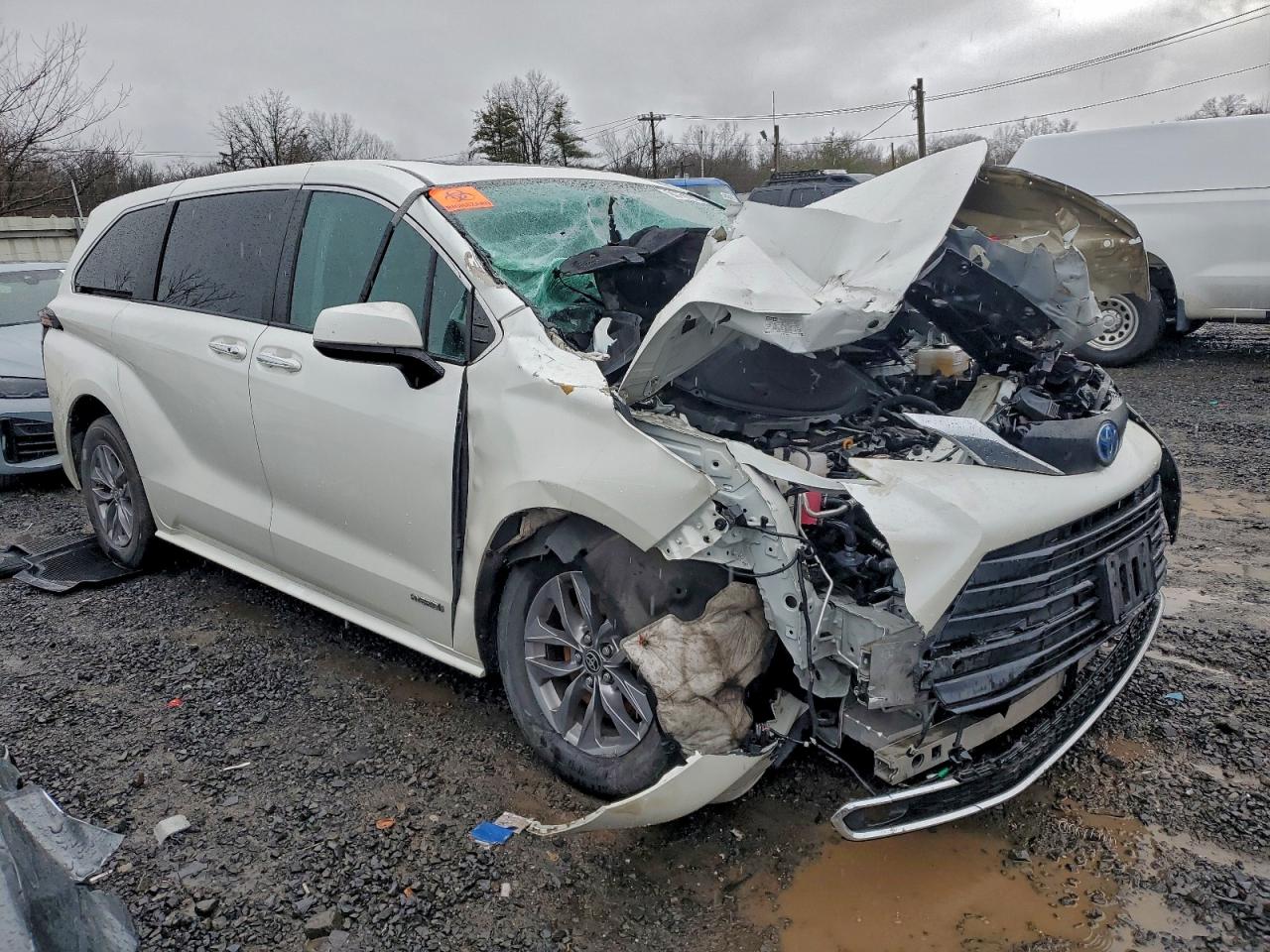 2021 TOYOTA SIENNA XLE photo 4