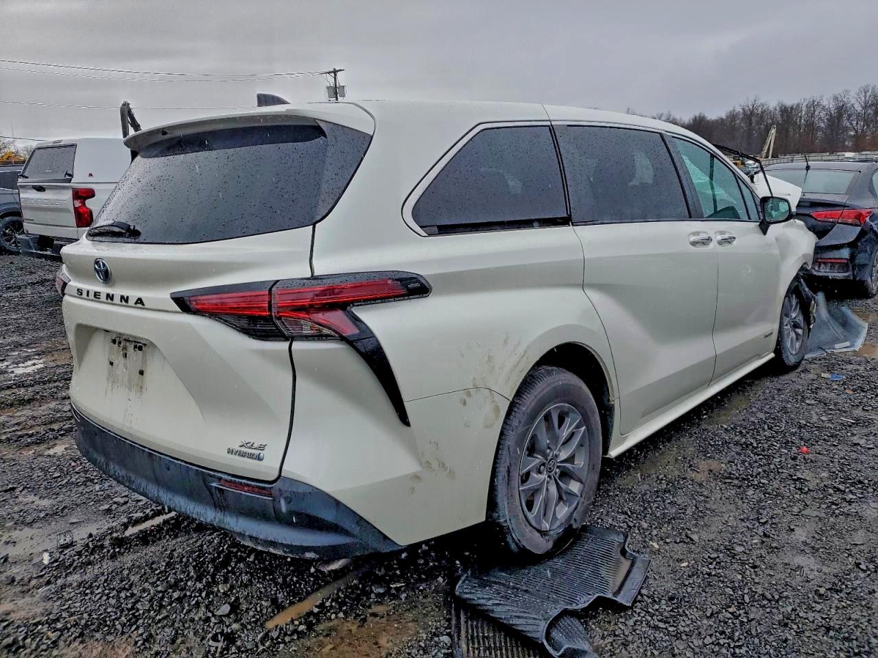 2021 TOYOTA SIENNA XLE photo 3