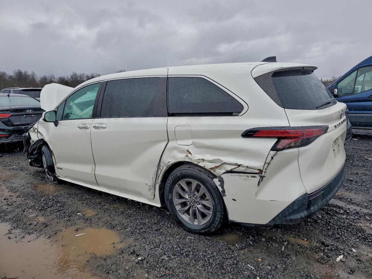 2021 TOYOTA SIENNA XLE photo 2