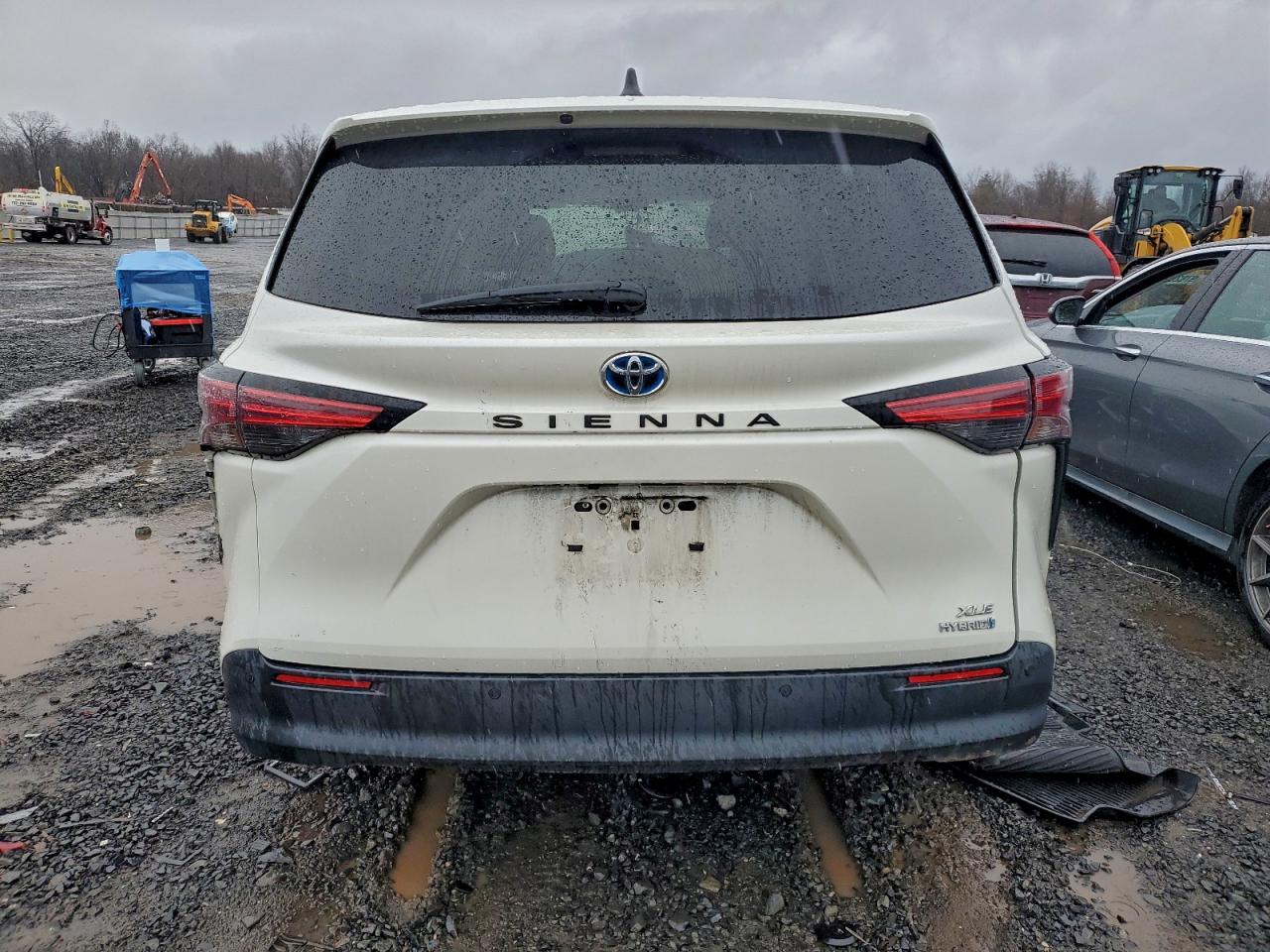 2021 TOYOTA SIENNA XLE photo 6