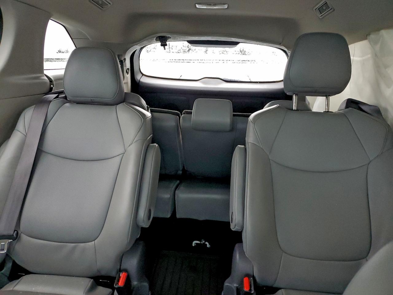 2021 TOYOTA SIENNA XLE photo 10