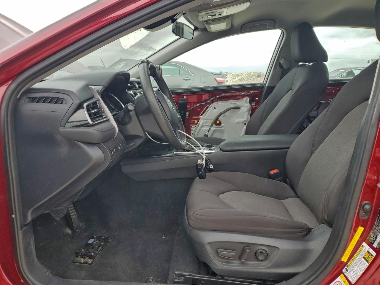 2019 TOYOTA CAMRY LE photo 19
